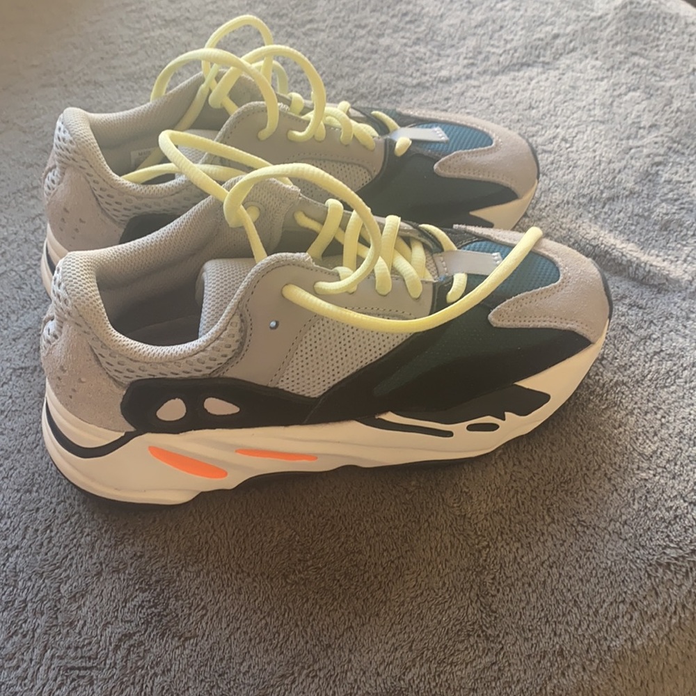 Yeezy Boost 700 Women’s 6/6.5 Men’s 4.5